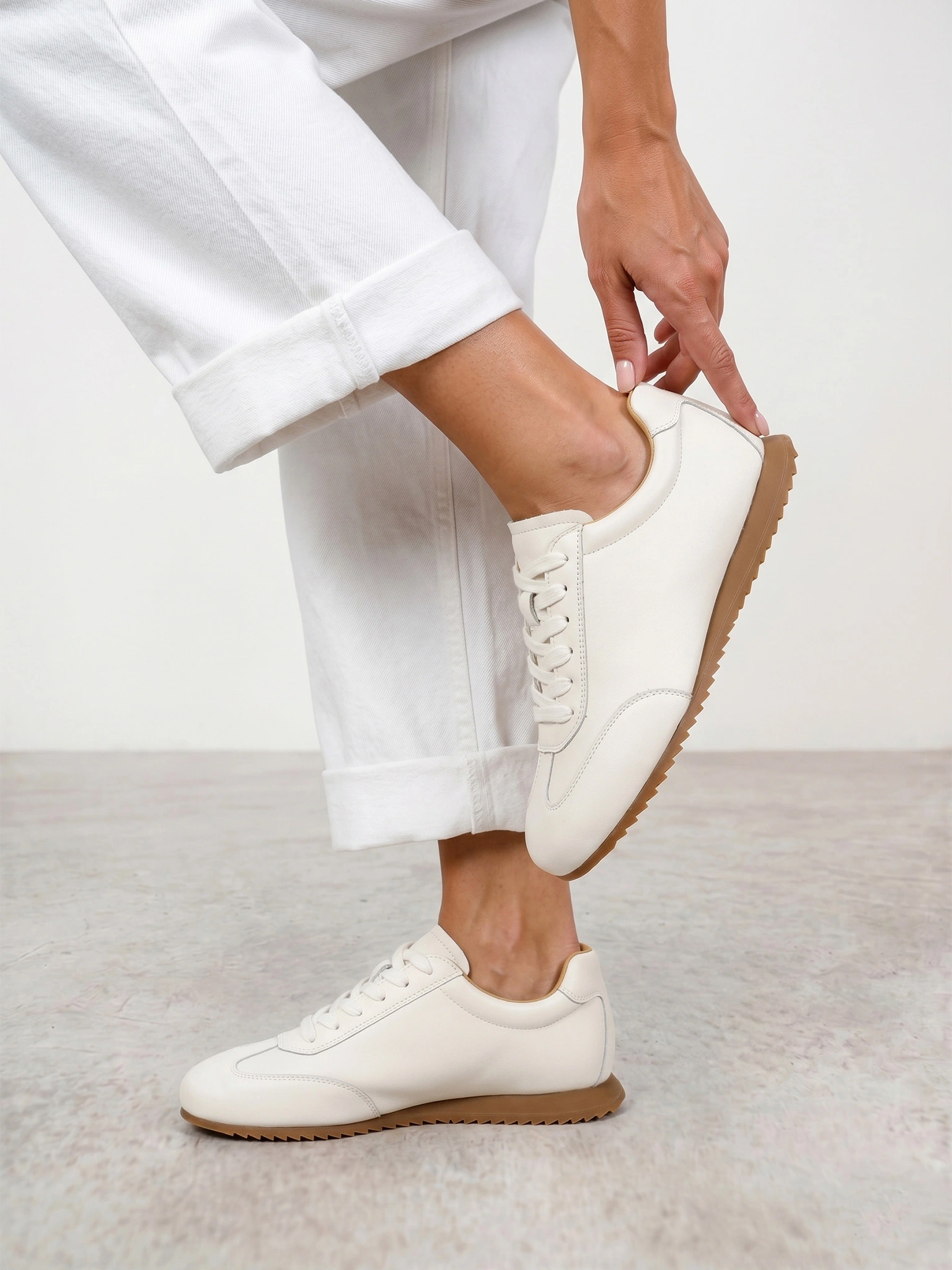 Кеды белого цвета на низкой подошве